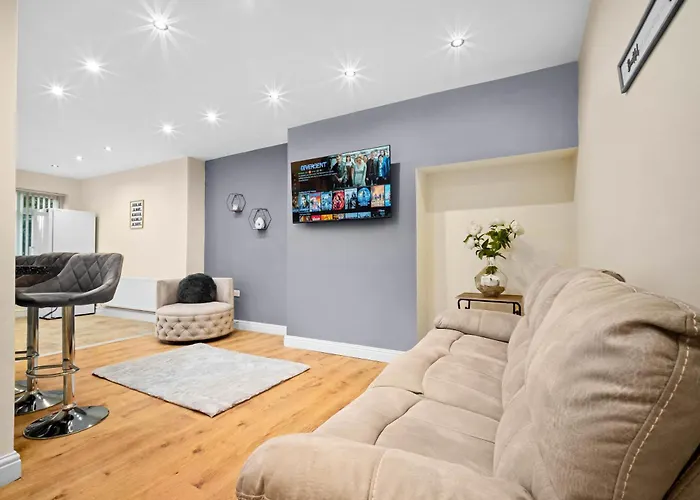 Harborne House, Perfect For Contractors & Families, Sleeps 8