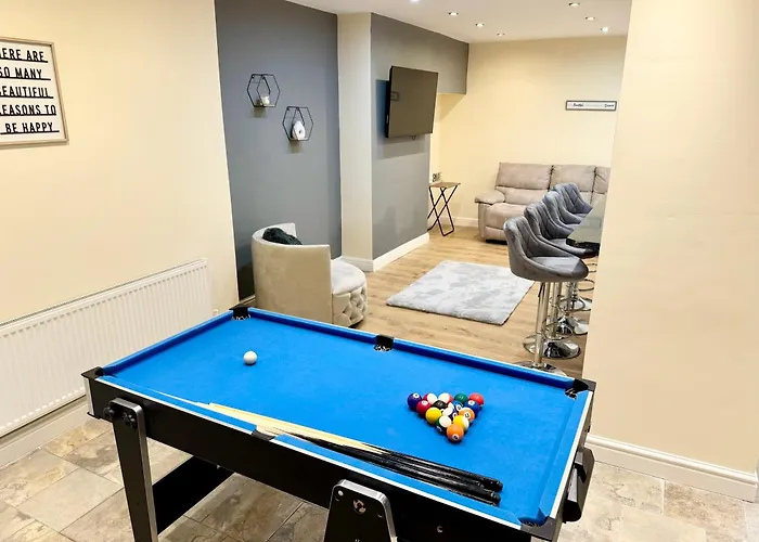 Harborne House, Perfect For Contractors & Families, Sleeps 8