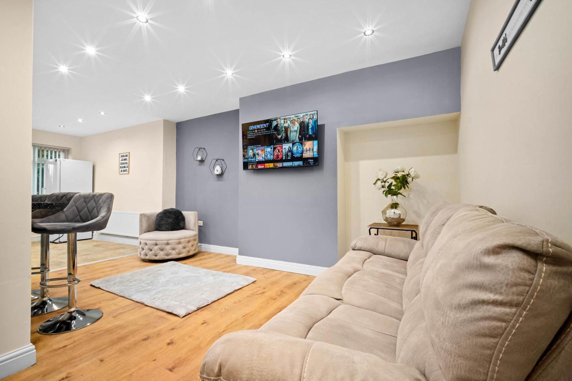 Harborne House, Perfect For Contractors & Families, Sleeps 8 *