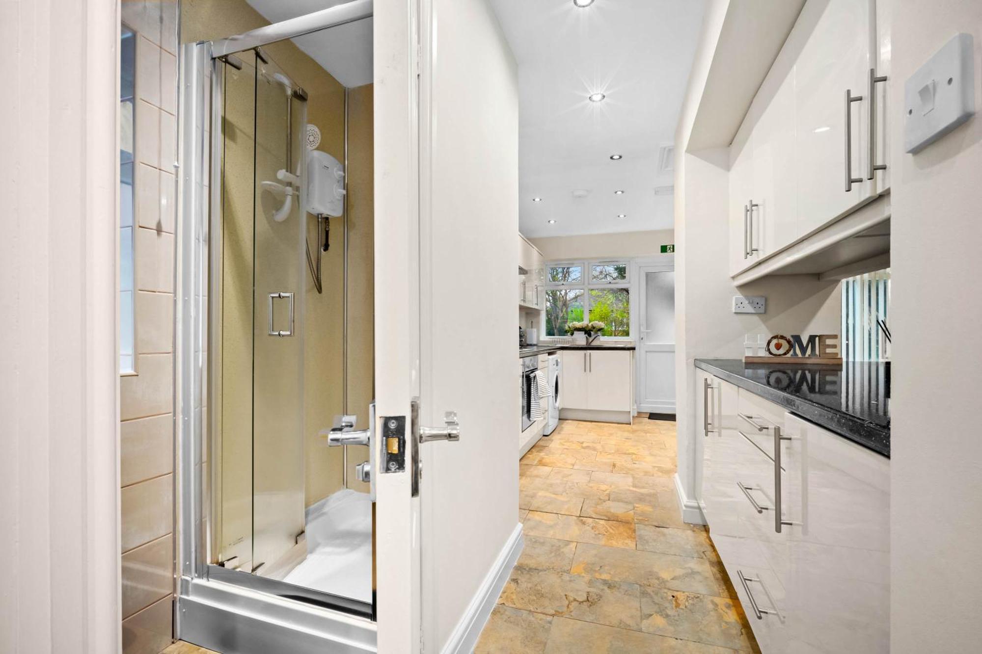 Holiday home Harborne House, Perfect For Contractors & Families, Sleeps 8 *
