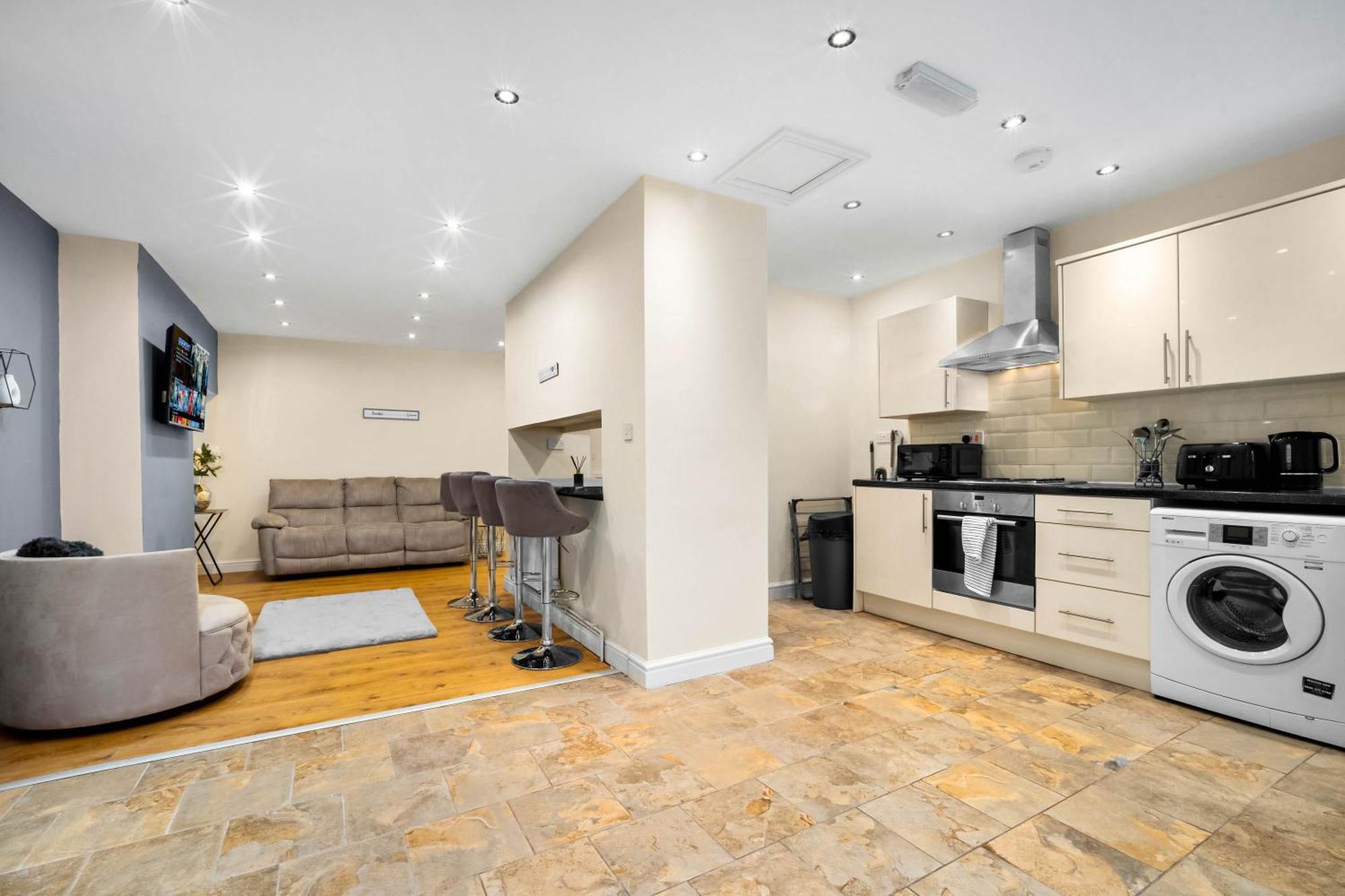 Harborne House, Perfect For Contractors & Families, Sleeps 8 Holiday home