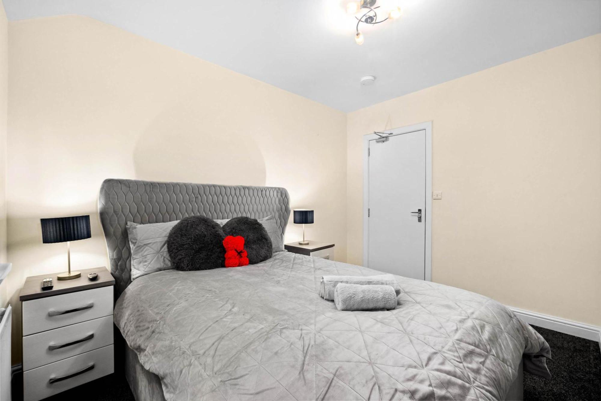 Harborne House, Perfect For Contractors & Families, Sleeps 8 Holiday home