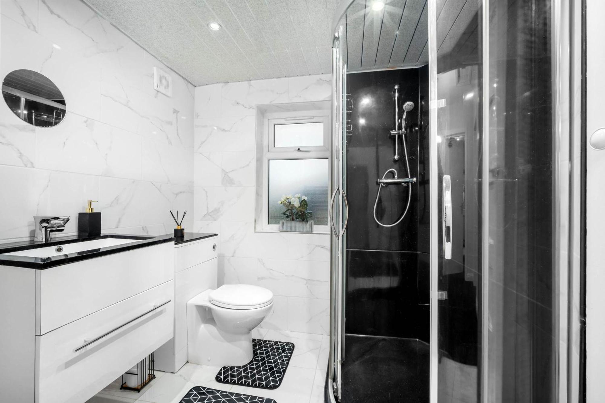 Holiday home Harborne House, Perfect For Contractors & Families, Sleeps 8 *
