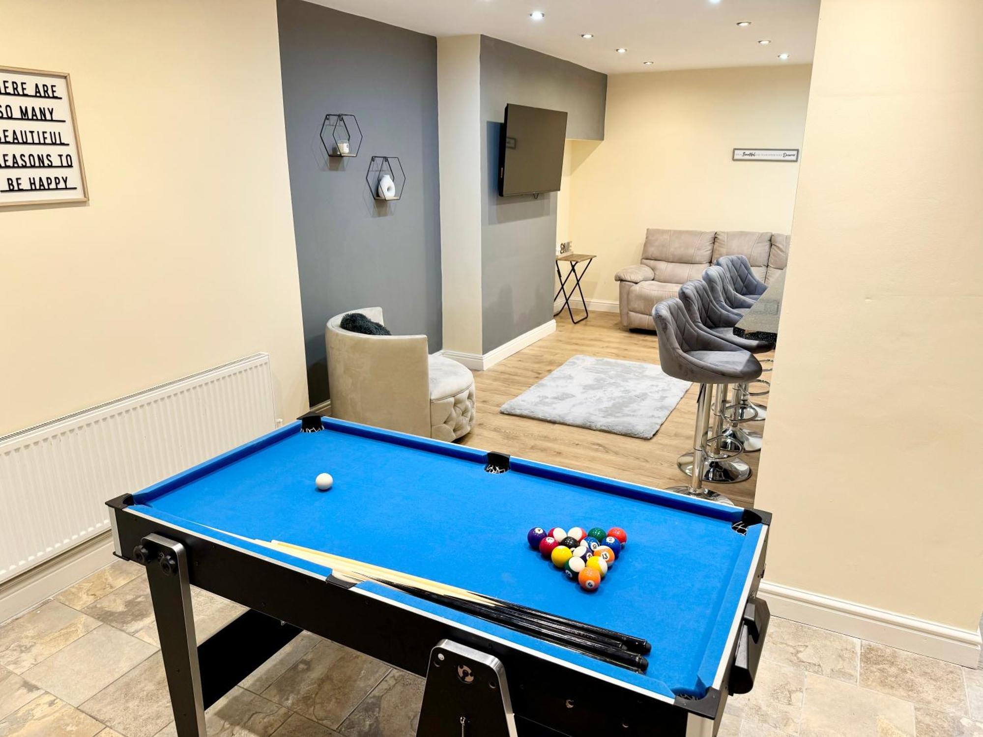 Harborne House, Perfect For Contractors & Families, Sleeps 8 Holiday home