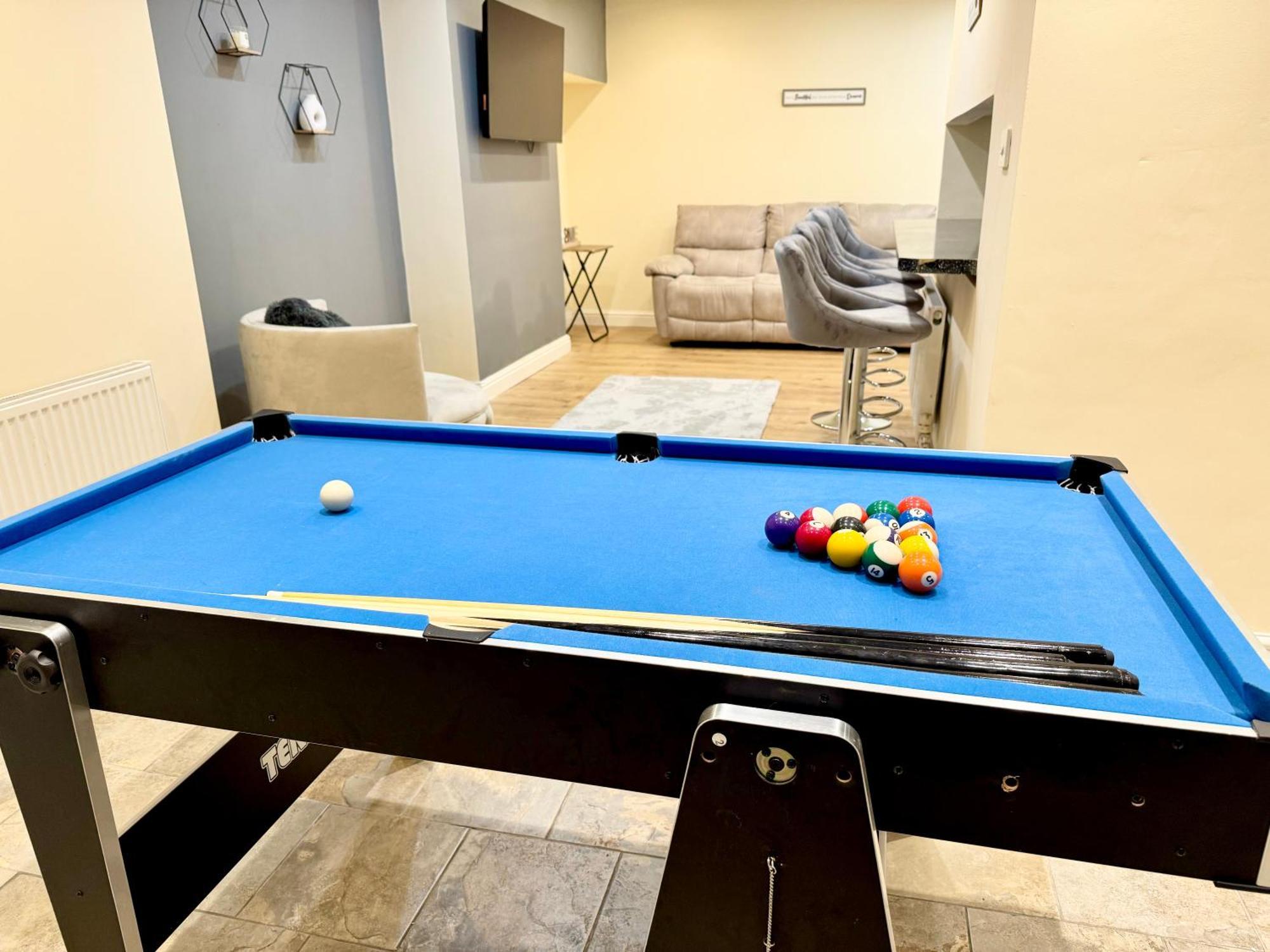 Harborne House, Perfect For Contractors & Families, Sleeps 8
