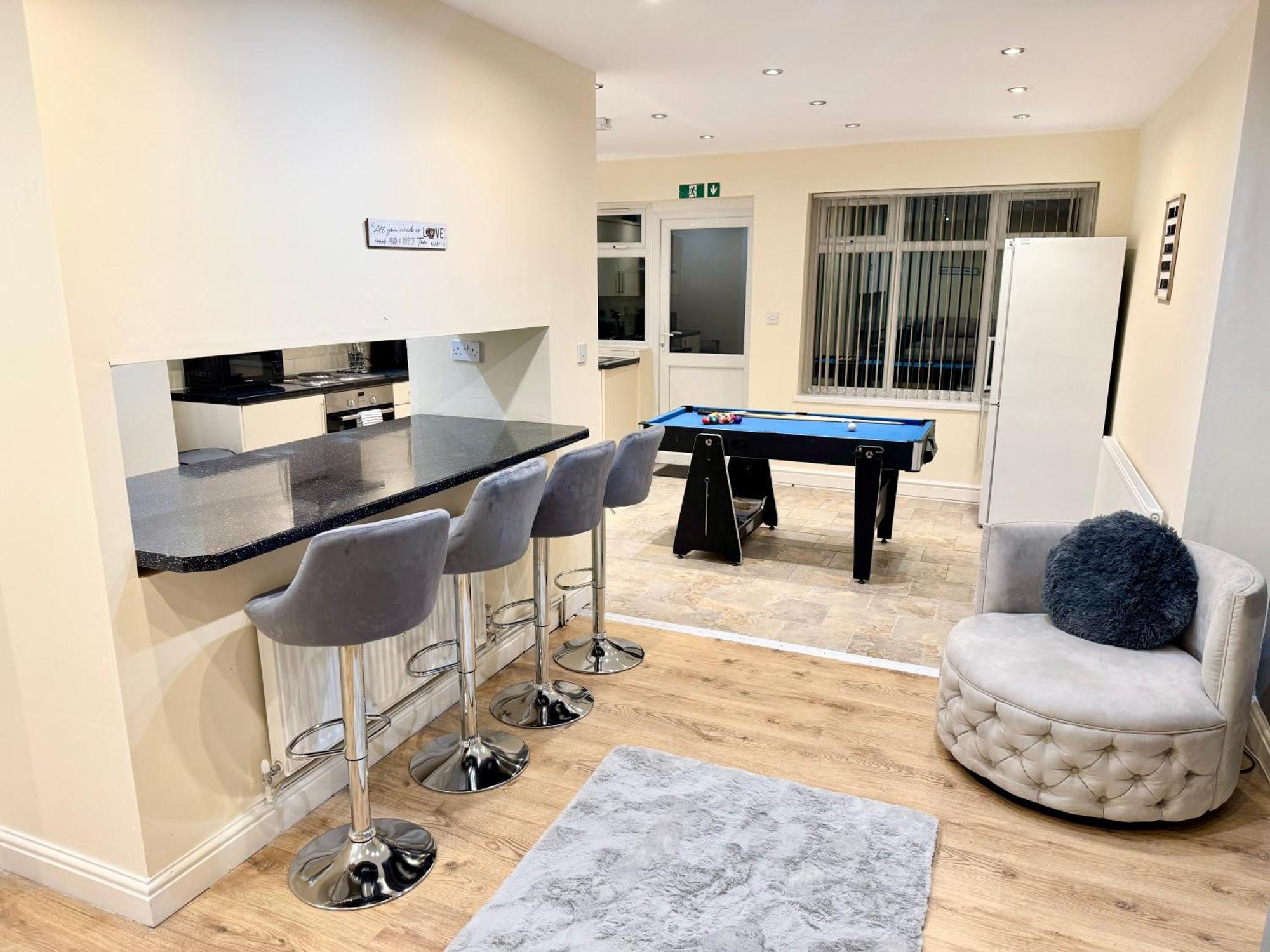 Harborne House, Perfect For Contractors & Families, Sleeps 8 Holiday home *